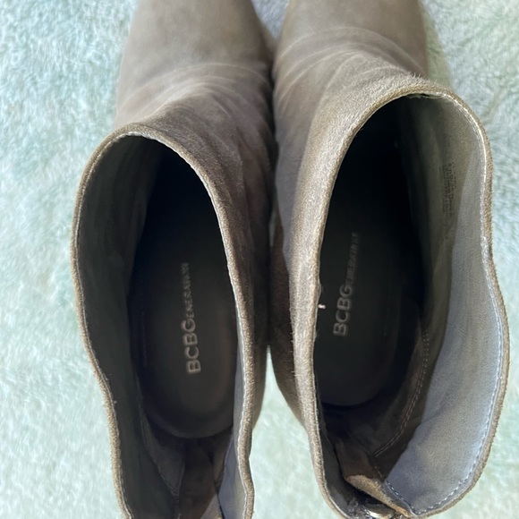 BCBG BCBGeneration Ankle Boot Gray Platform Suede Heels Size 8.5 Fall - Picture 7 of 8